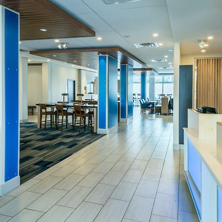 Holiday Inn Express & Suites - Medford By Ihg Exterior photo