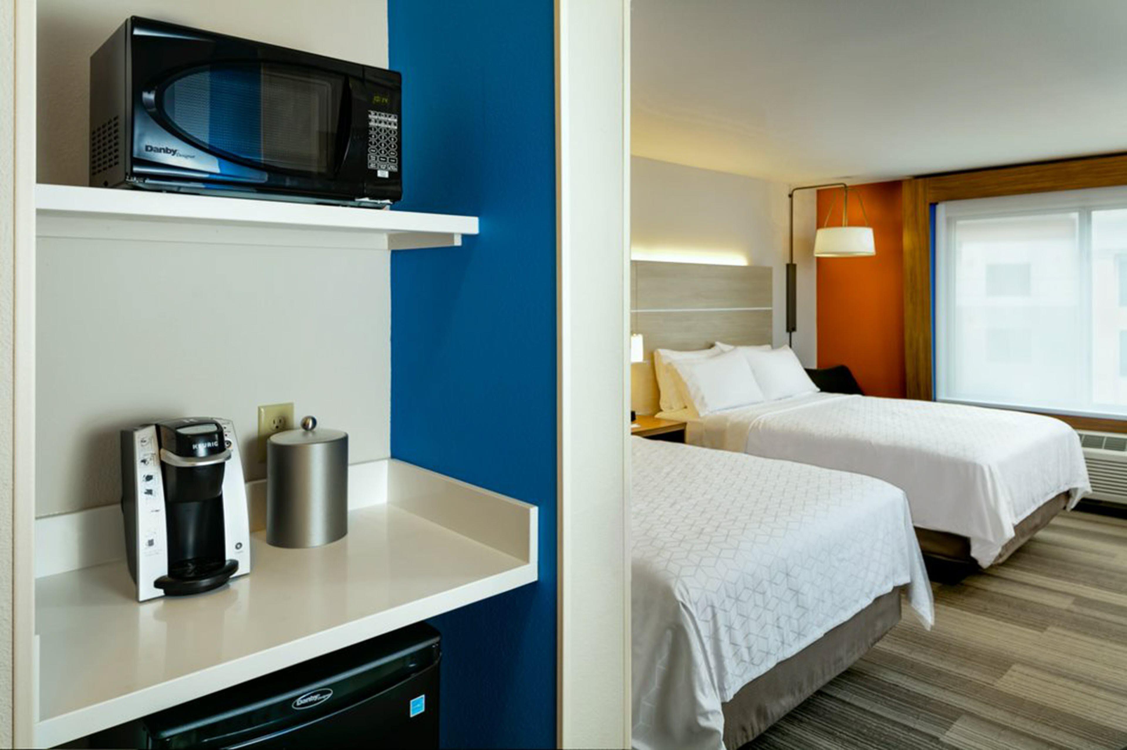 Holiday Inn Express & Suites - Medford By Ihg Exterior photo
