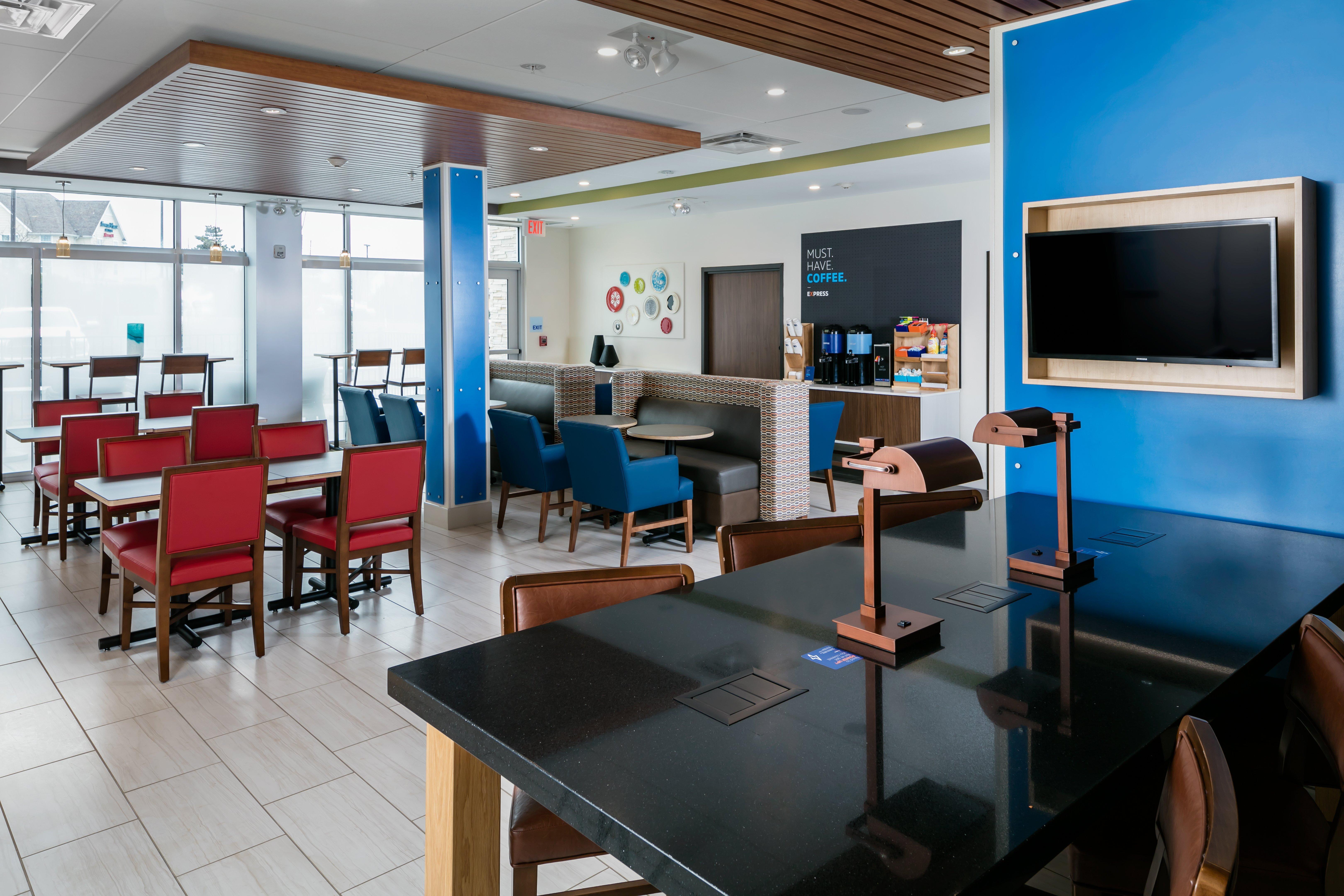 Holiday Inn Express & Suites - Medford By Ihg Exterior photo