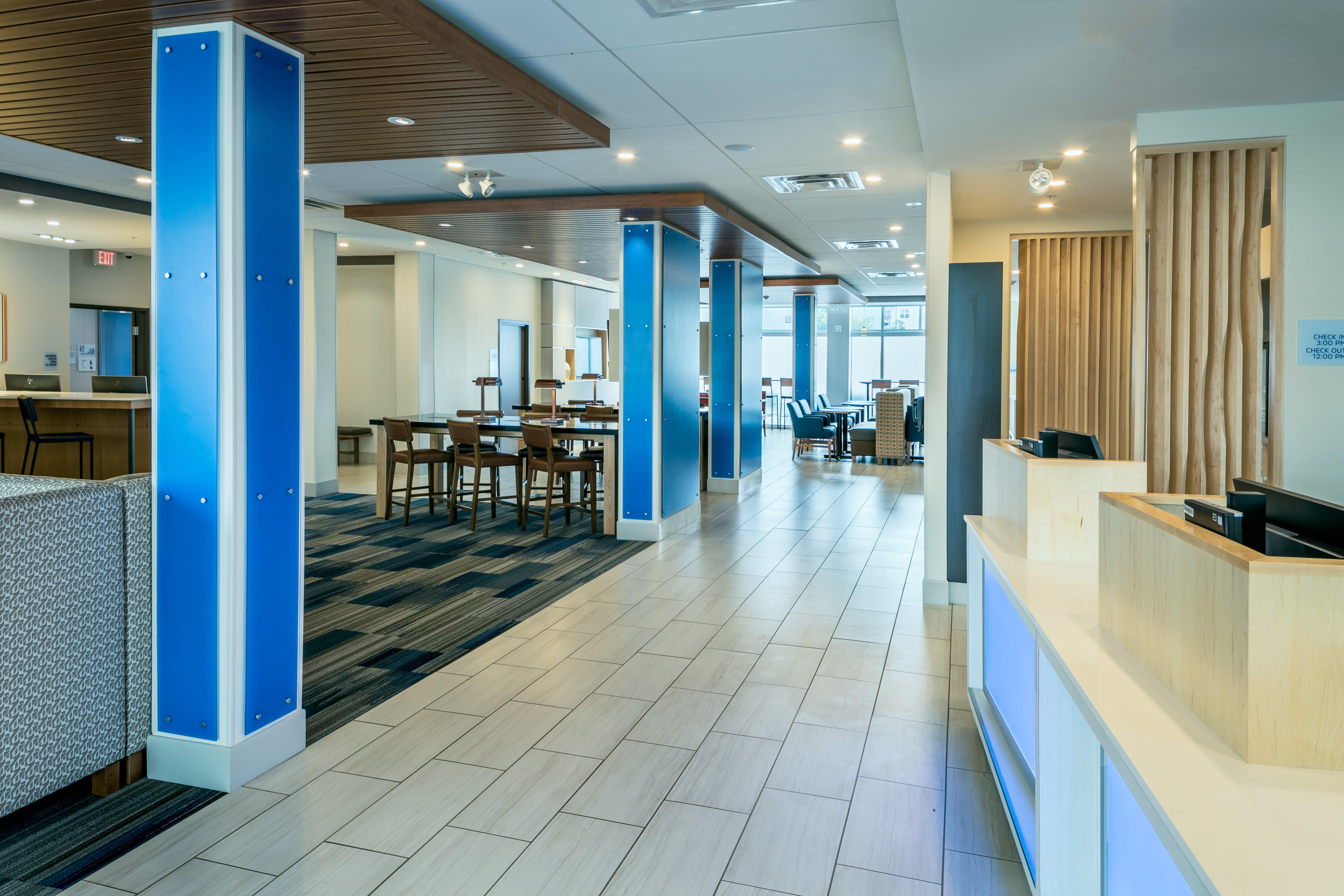 Holiday Inn Express & Suites - Medford By Ihg Exterior photo