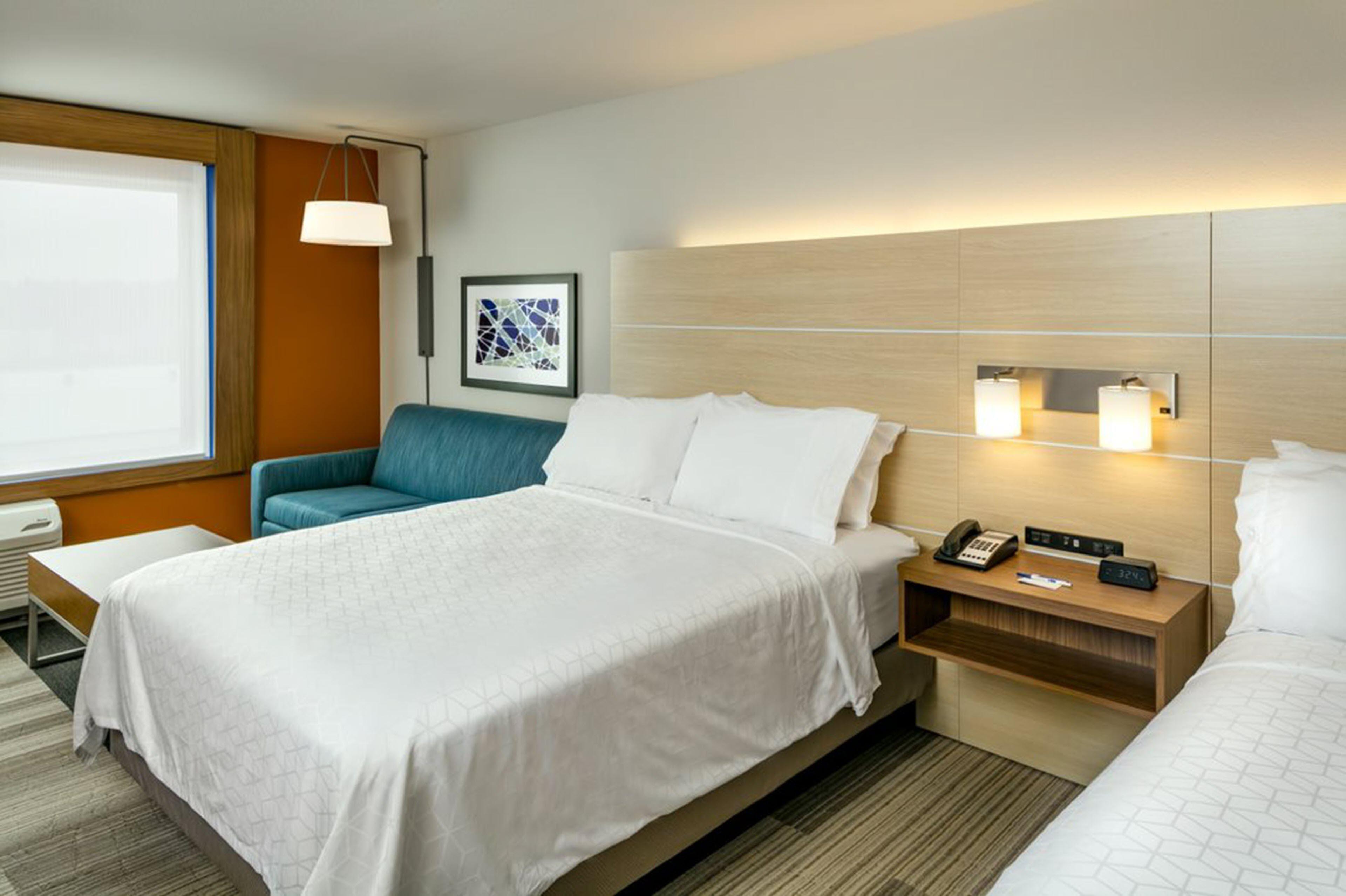 Holiday Inn Express & Suites - Medford By Ihg Exterior photo