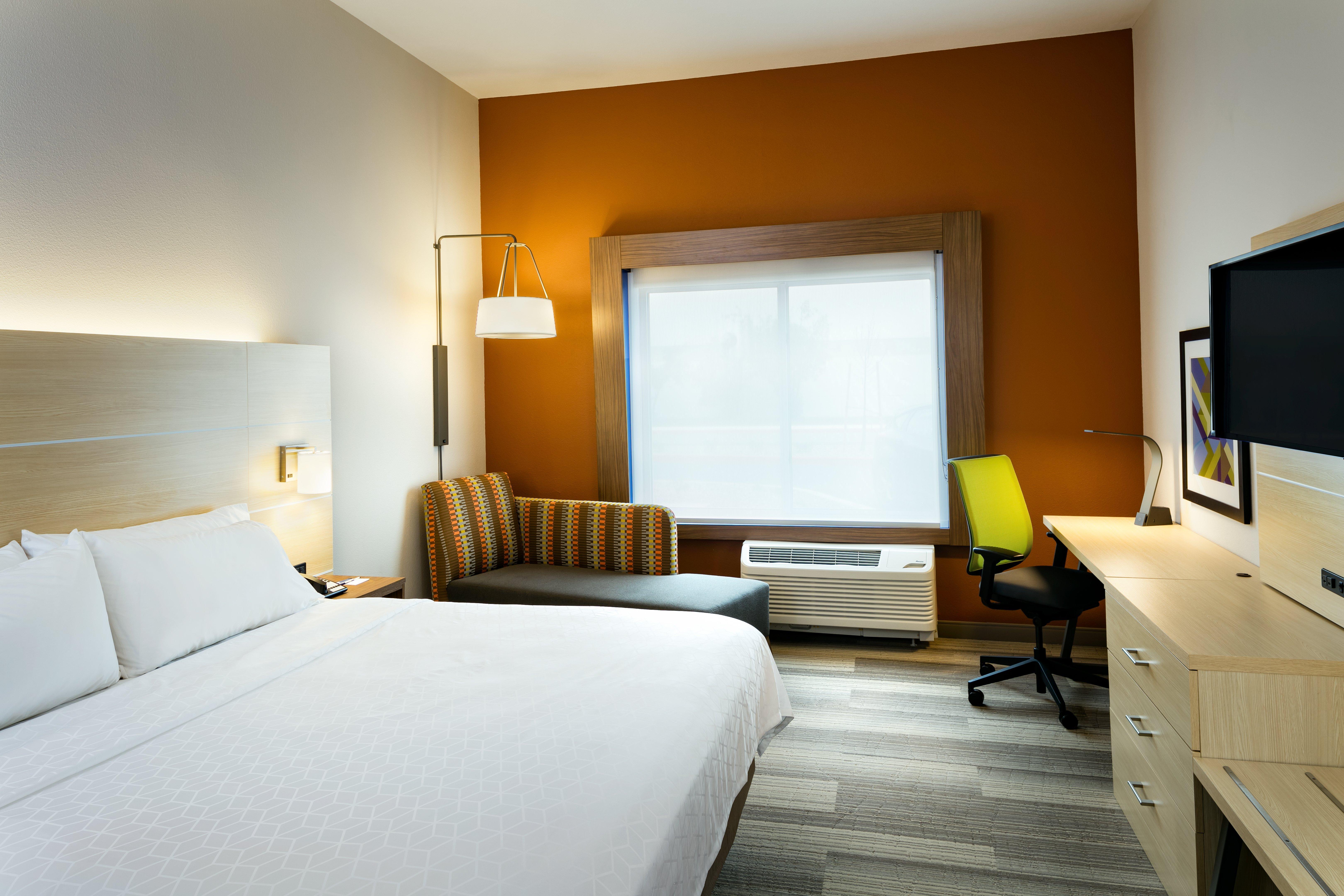 Holiday Inn Express & Suites - Medford By Ihg Exterior photo