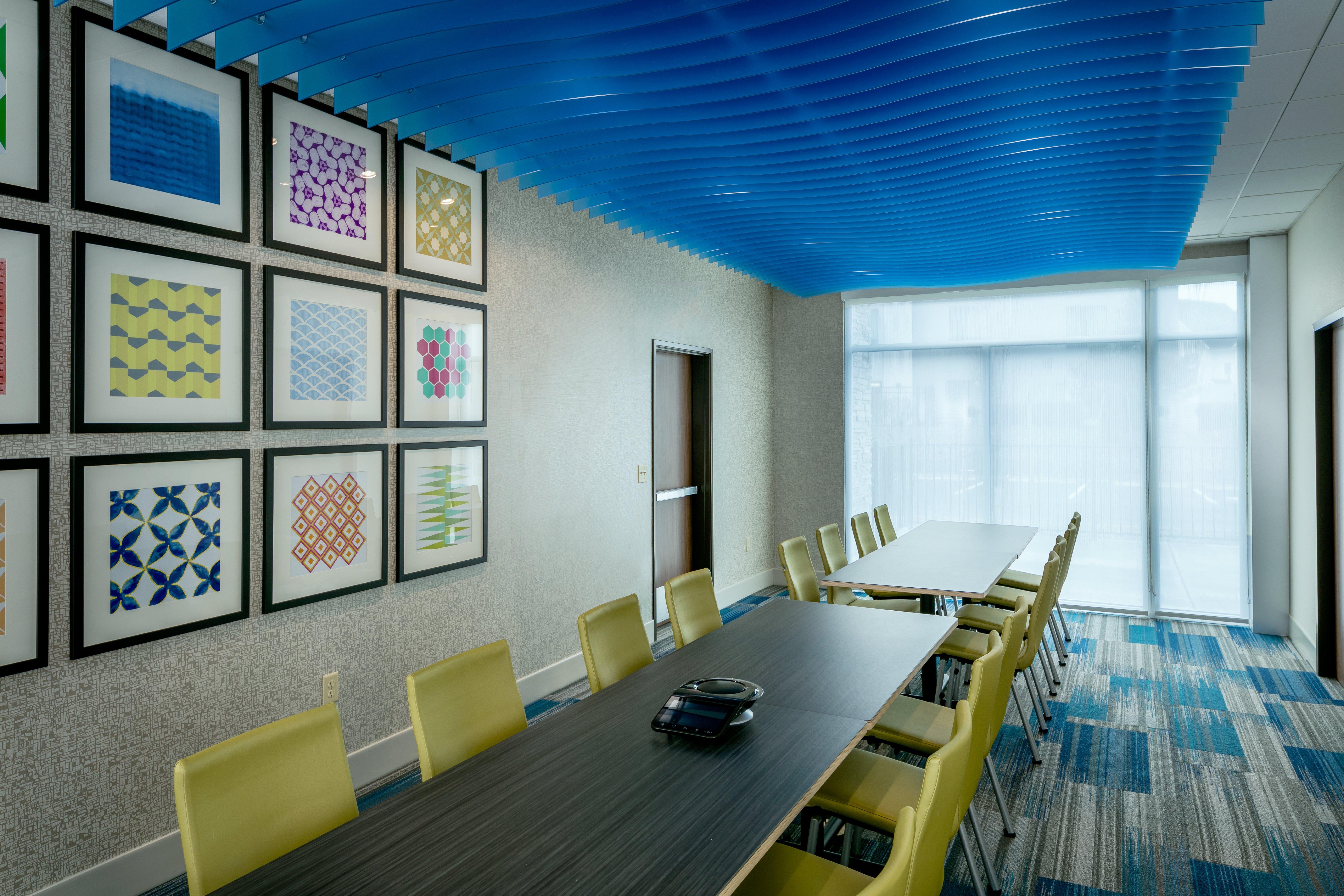 Holiday Inn Express & Suites - Medford By Ihg Exterior photo