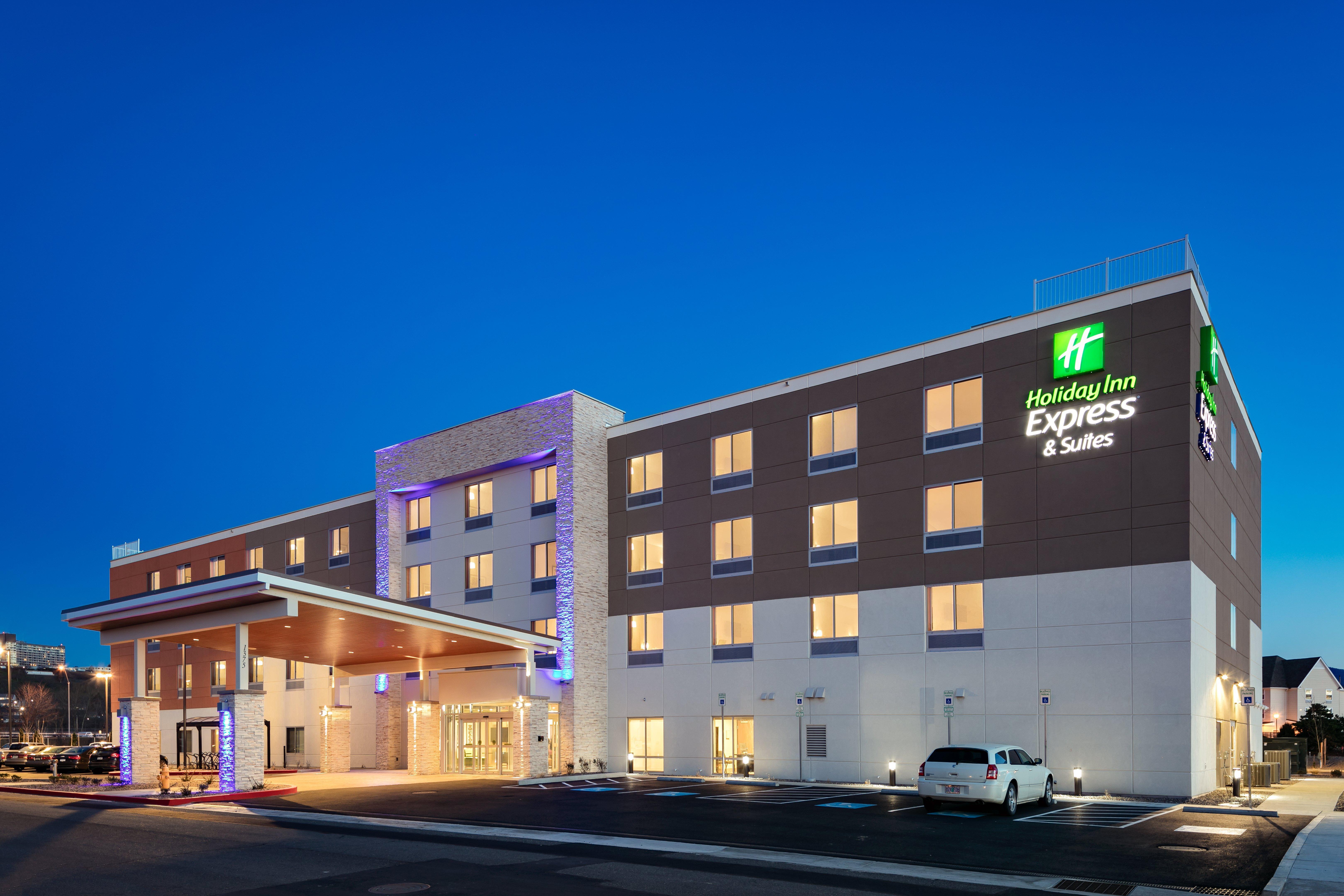 Holiday Inn Express & Suites - Medford By Ihg Exterior photo